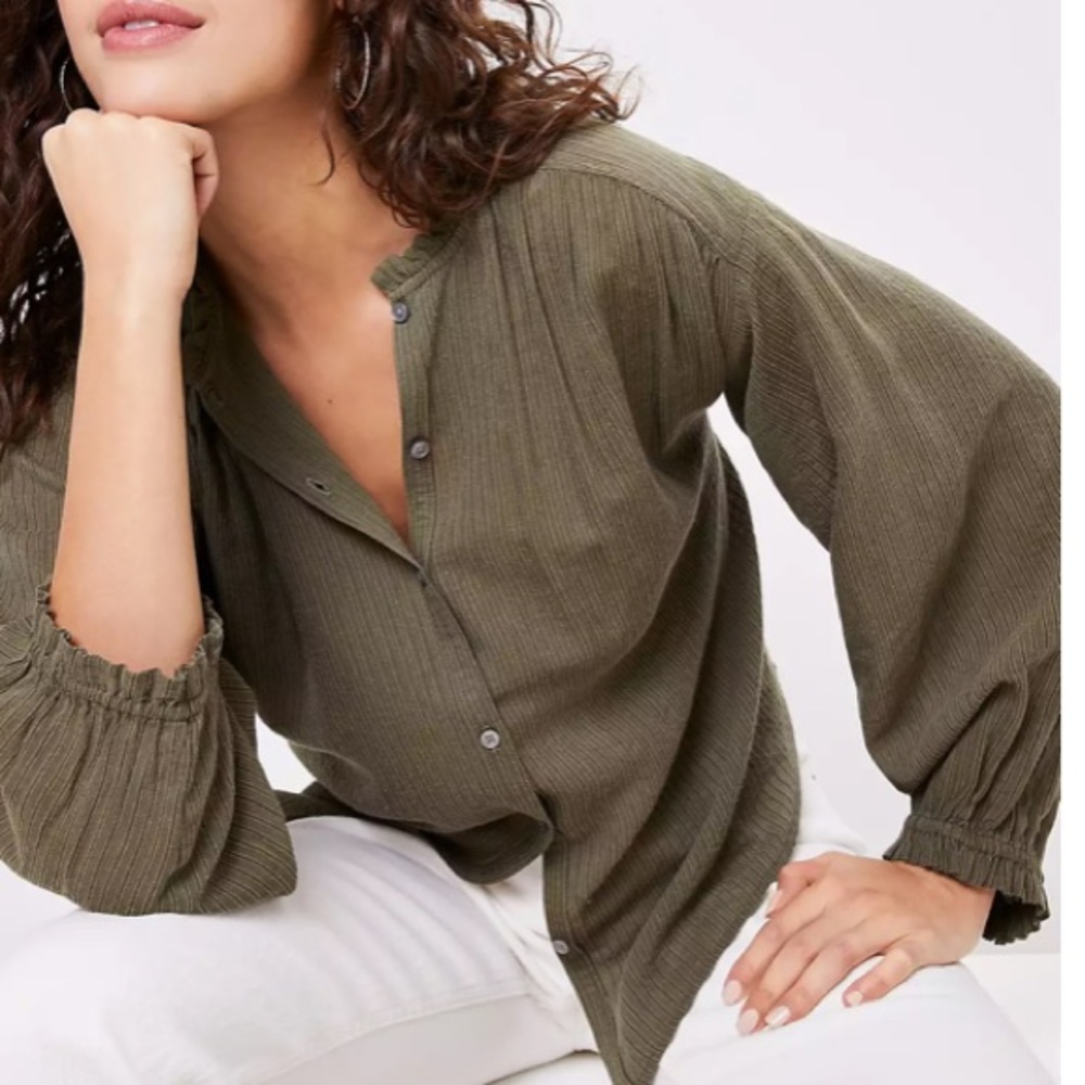 Loft….blouse long sleeves, Medium, olive green..🌷 (2)